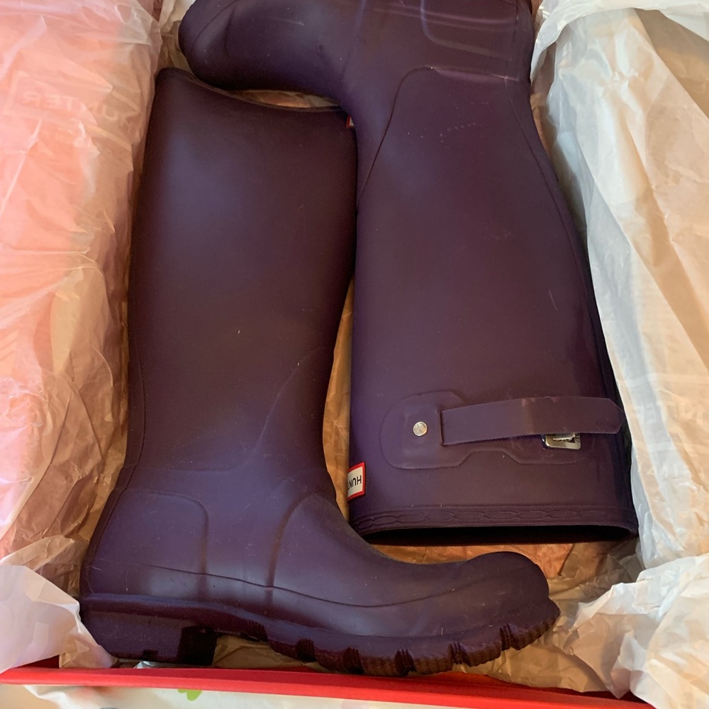 Hunter Original tall rain boots size 7. They are in EUC. Worn twice.